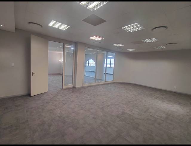 267M² OFFICE TO LET IN MAGALIESSIG